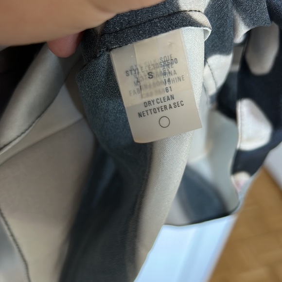 Gorgeous silk Tahari blouse - Picture 3 of 5